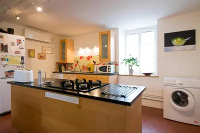 Cuisine ou kitchenette dans l'établissement Maison de vacances Les Mésanges, à Ménessaire