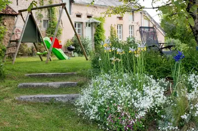 Jardin de l'établissement Maison de vacances Les Mésanges, à Ménessaire