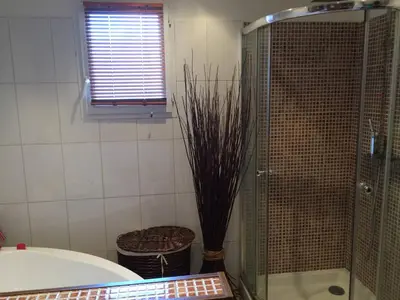 Salle de bains dans l'établissement BEAUN'MAISON Spa Piscine Borne électrique