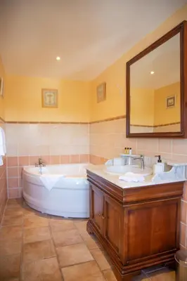Salle de bains dans l'établissement Le Moulin d'Hauterive