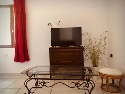 Télévision ou salle de divertissement dans l'établissement Au bord de l eau