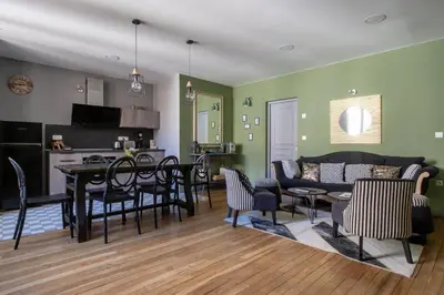 Télévision ou salle de divertissement dans l'établissement La Chouette des Ducs, Appartement en Hypercentre