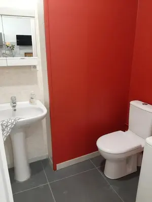 Salle de bains dans l'établissement LOUHANS Les Petites Arcades avec ses deux appartements coté Arcades et coté cour