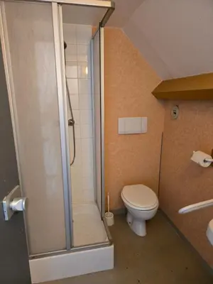 Salle de bains dans l'établissement Domaine Du Bois du Loup