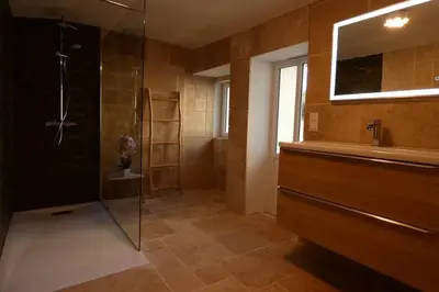 Salle de bains dans l'établissement Les ammonites gîte de charme en Bourgogne