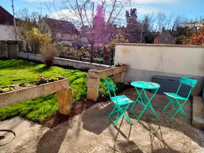 Jardin de l'établissement Les ammonites gîte de charme en Bourgogne