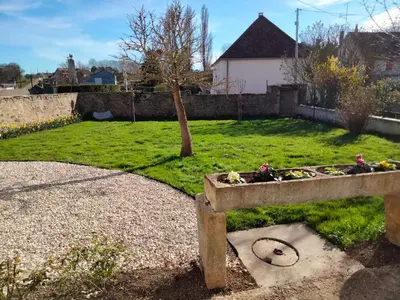 Jardin de l'établissement Les ammonites gîte de charme en Bourgogne