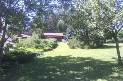 Jardin de l'établissement Maison/Gîte familial dans le Jura à 200m du lac avec piscine privée