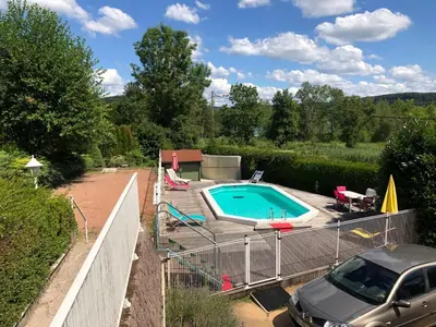 Piscine de l'établissement Maison/Gîte familial dans le Jura à 200m du lac avec piscine privée ou située à proximité