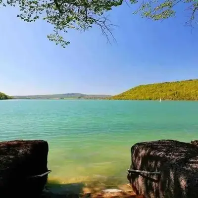 Maison/Gîte familial dans le Jura à 200m du lac avec piscine privée