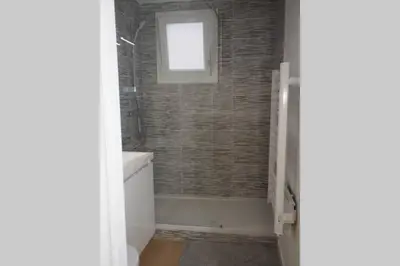 Salle de bains dans l'établissement Le Faubourg-Raines - Chaleureux studio à 5mn de la gare