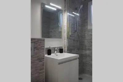 Salle de bains dans l'établissement Le Faubourg-Raines - Chaleureux studio à 5mn de la gare