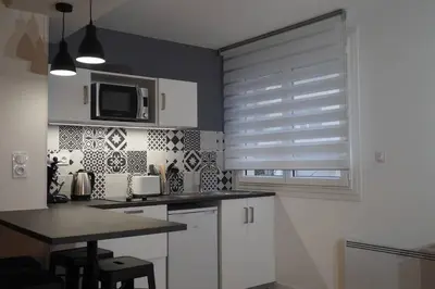 Cuisine ou kitchenette dans l'établissement Le Faubourg-Raines - Chaleureux studio à 5mn de la gare