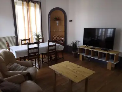 Télévision ou salle de divertissement dans l'établissement Gray centre ville avec vue sur Saône