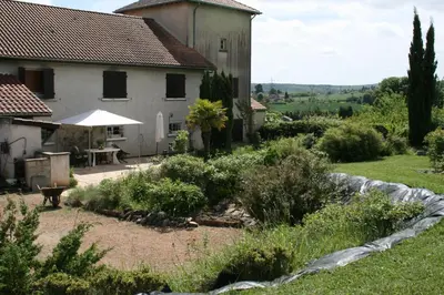 Jardin de l'établissement 1 Bedroom House 20min walk to centre in Tournus