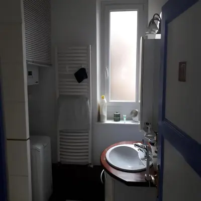 Salle de bains dans l'établissement Chambre meublée au cœur de ville - chez l'habitant