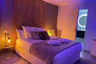 Un ou plusieurs lits dans un hébergement de l'établissement Appart&Spa Devosge