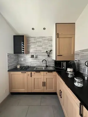 Cuisine ou kitchenette dans l'établissement Petite maisonnette cosy et pleine de charme située à proximité du centre-ville