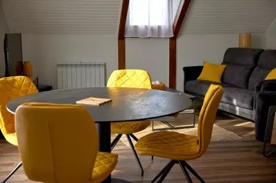 Coin salon dans l'établissement L'Appart de La Grande Boutique du Vin Beaune