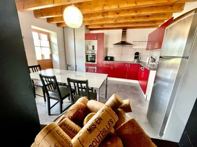 Cuisine ou kitchenette dans l'établissement Domaine Joseph LAFARGE Wine Resort WineMaker House La maison du Vigneron