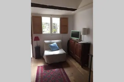 Télévision ou salle de divertissement dans l'établissement La petite maison médiévale de Melanie