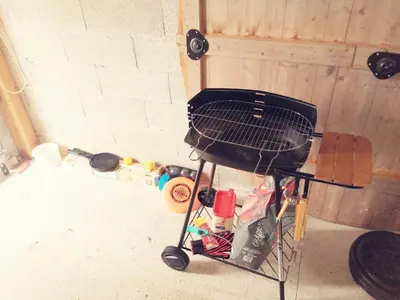 Barbecue disponible mis à disposition des clients de l'appartement