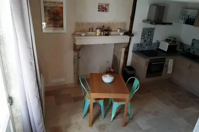 Cuisine ou kitchenette dans l'établissement Petit gîte rural - la Forge -