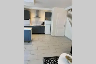 Cuisine ou kitchenette dans l'établissement Appt 1 à 4 pers Cocoon,1,500 km sortie auto, 3 km Ctre Mâcon, PKG cour privée