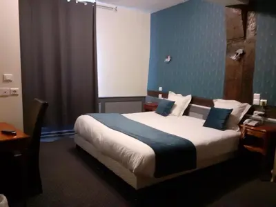 Un ou plusieurs lits dans un hébergement de l'établissement Logis Hôtel Restaurant de l'Ecu