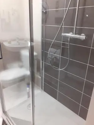 Salle de bains dans l'établissement Logis Hôtel Restaurant de l'Ecu