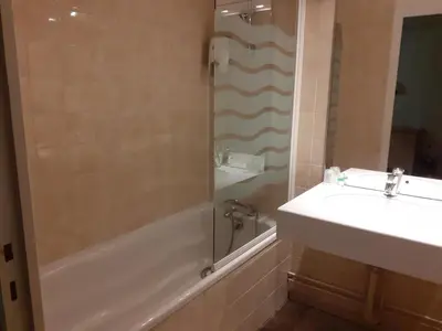 Salle de bains dans l'établissement Logis Hôtel Restaurant de l'Ecu