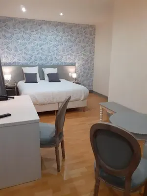 Un ou plusieurs lits dans un hébergement de l'établissement Logis Hôtel Restaurant de l'Ecu