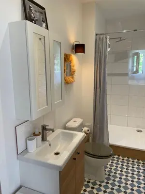 Salle de bains dans l'établissement Location La Ferté, calme et proximité centre ville classé 3 Étoiles