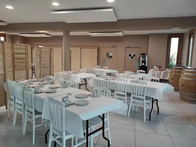 Restaurant ou autre lieu de restauration dans l'établissement Domaine du moulin de Jeanne