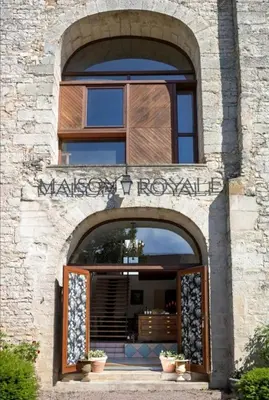 Façade ou entrée de l'établissement La Maison Royale