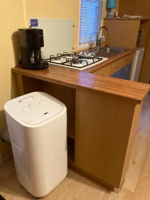 Cuisine ou kitchenette dans l'établissement Mobil-Home 2 