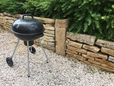 Barbecue disponible mis à disposition des clients de la maison de vacances
