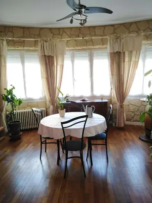 Coin salon dans l'établissement Petite chambre meublée au cœur de ville - chez l'habitant