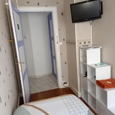 Petite chambre meublée au cœur de ville - chez l'habitant