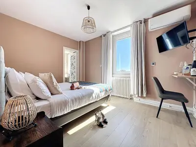 Télévision ou salle de divertissement dans l'établissement Auberge la musardière