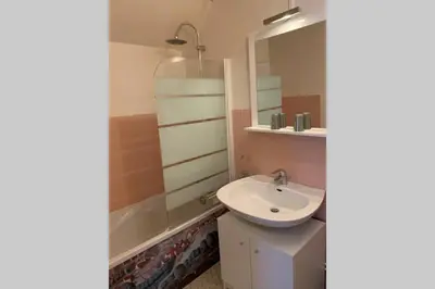 Salle de bains dans l'établissement Studio sur les remparts Semur-en-Auxois BOURGOGNE