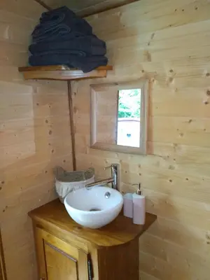 Salle de bains dans l'établissement Les roulottes