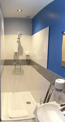 Salle de bains dans l'établissement Hotel de l'Abbaye à Cluny