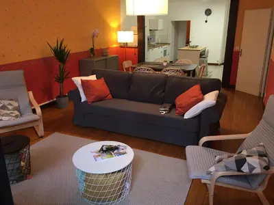 Coin salon dans l'établissement Grands Gîtes de charme avec jardin, lieu calme et paisible en plein coeur d'Arbois, linge inclu, lits faits à l'arrivée et ménage en fin de séjour