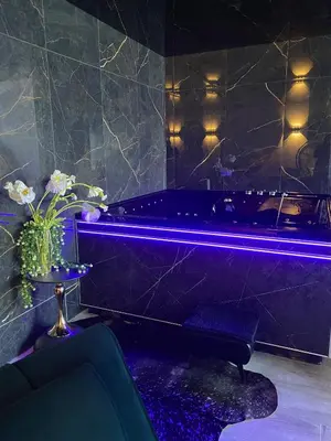 Coin salon dans l'établissement La Ronde des Bois - Romance et Bien Être - Jacuzzi privatif-piscine-patio