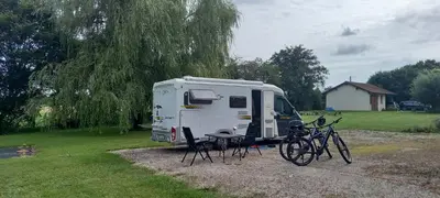 Vélo sur le terrain de l'établissement Meix Gagnard ou dans les environs