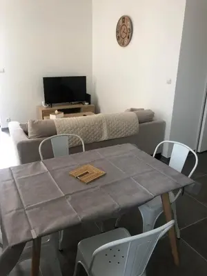 Télévision ou salle de divertissement dans l'établissement Montbard appartements au centre historique chez Delphine et Guillaume