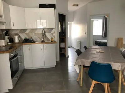 Cuisine ou kitchenette dans l'établissement Montbard Maison 7 pers centre historique chez Delphine et Guillaume