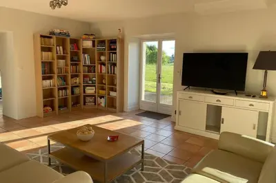 Télévision ou salle de divertissement dans l'établissement Gîte de la Fontaine salée