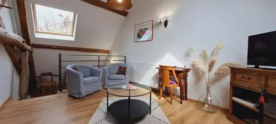 Télévision ou salle de divertissement dans l'établissement L'Authentic- Petit-déjeuner inclus - Cosy - Calme